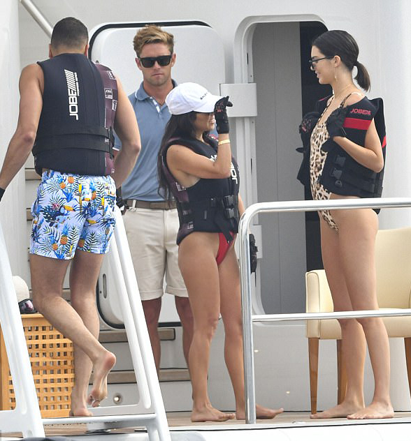 Kendall Jenner sexy swimsuit candids on a yacht in Antibes 198x MixQ photos 100.jpg
