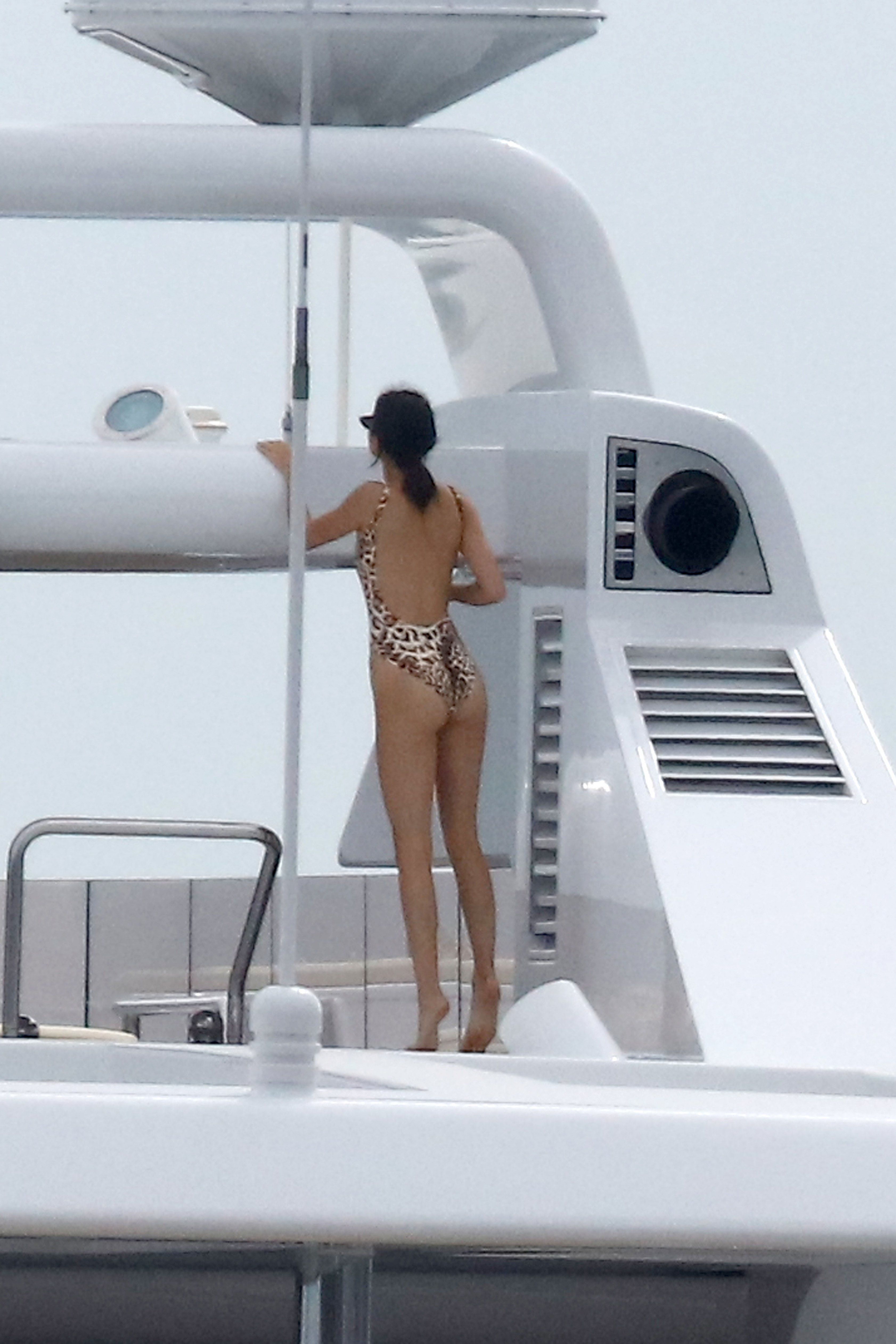 Kendall Jenner sexy swimsuit candids on a yacht in Antibes 198x MixQ photos 146.jpg