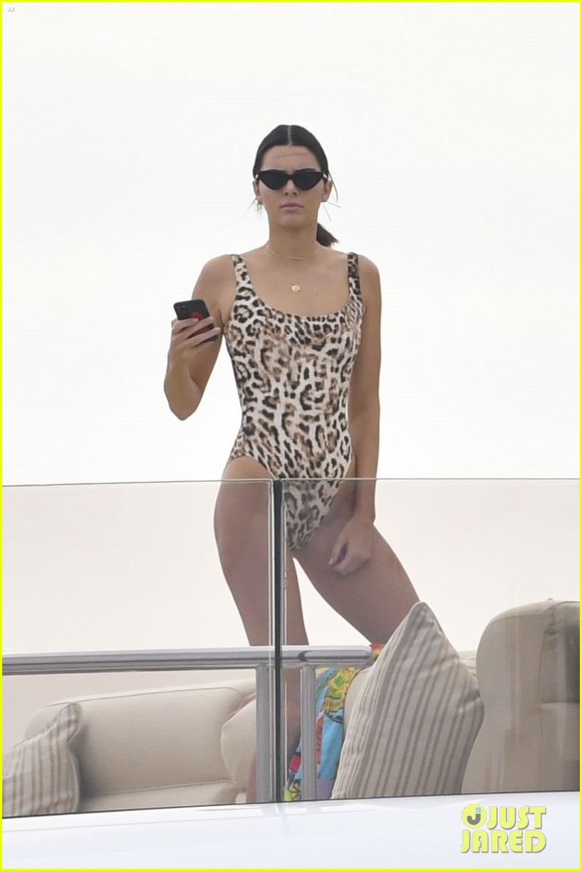 Kendall Jenner sexy swimsuit candids on a yacht in Antibes 198x MixQ photos 178.jpg
