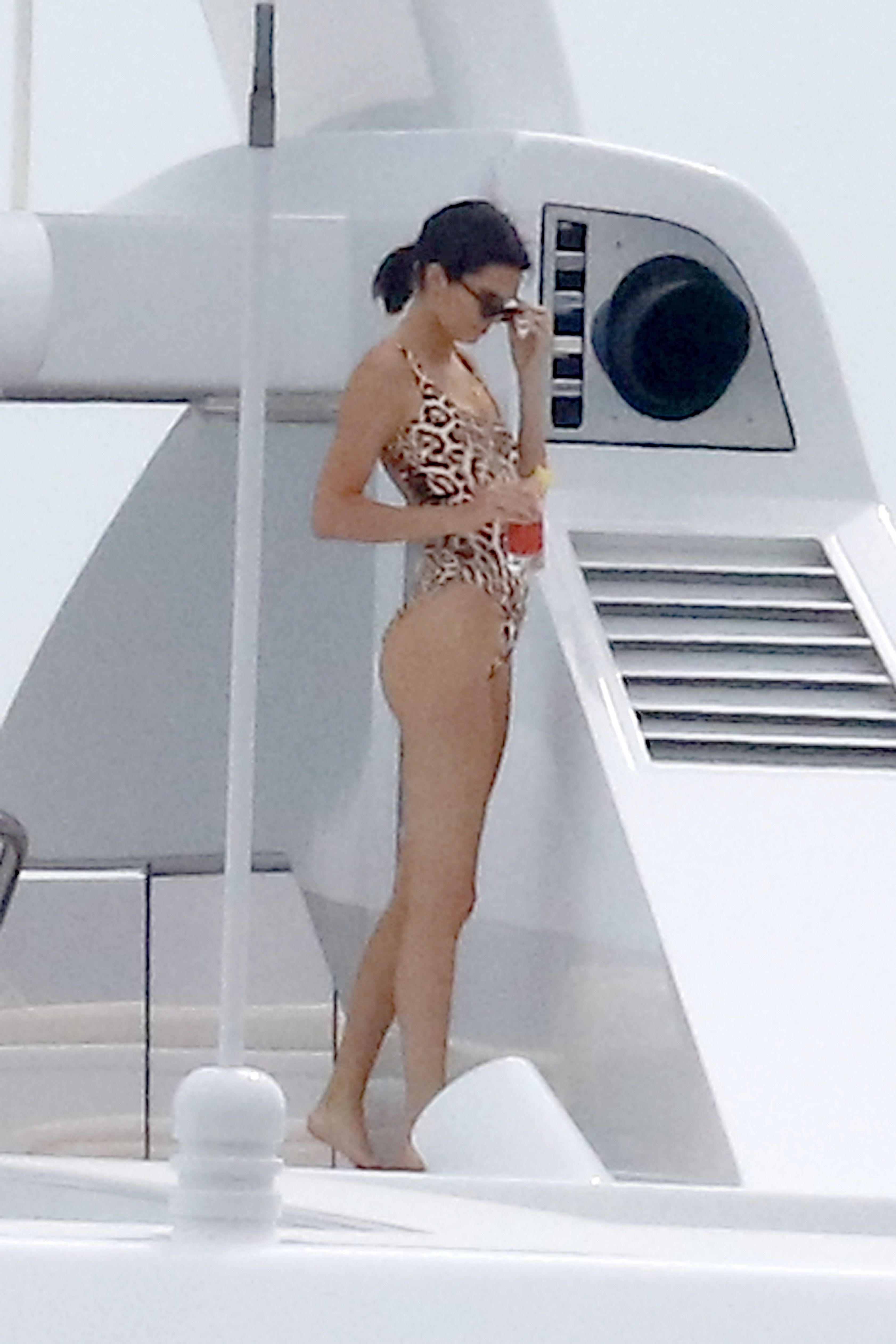 Kendall Jenner sexy swimsuit candids on a yacht in Antibes 198x MixQ photos 169.jpg